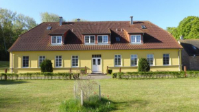 Gut-Rattelvitz-Galerie-E-hochwertig-Sauna-Kamin-eTankstelle-Spielscheune-15-000qm-Park-Land in Gingst